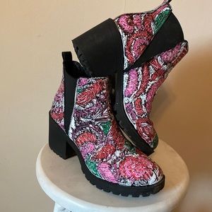🎄FUN Floral Abstract print Boots🎄perfect for under the tree